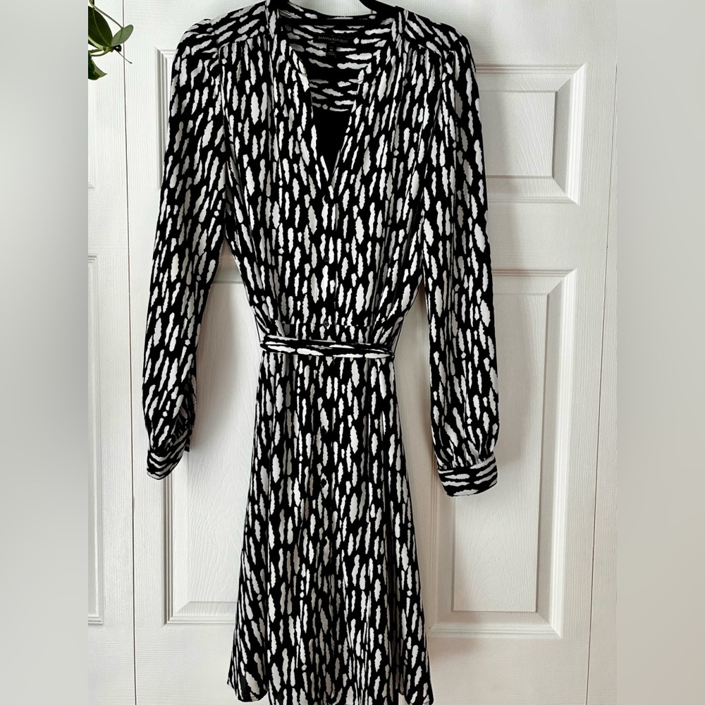 Medium Tall Banana Republic Black and White Long Sleeve Midi Dress
